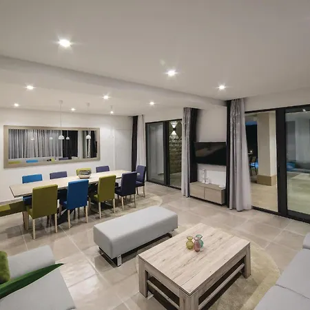 Beautiful Home In Saldun With Sauna Trogir