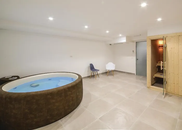 Semesterbostad Beautiful In Saldun With Sauna Trogir
